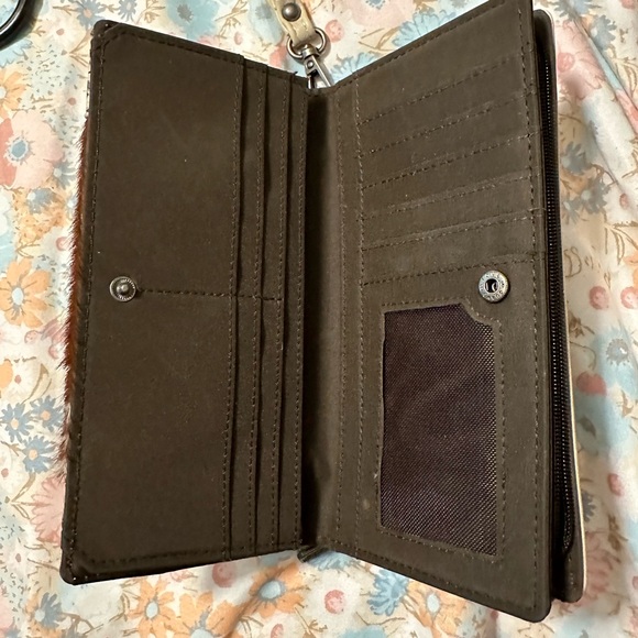 Wrangler Beige and Brown cowhide Shoulder Bag with Turquoise Accents plus wallet - Picture 5 of 7